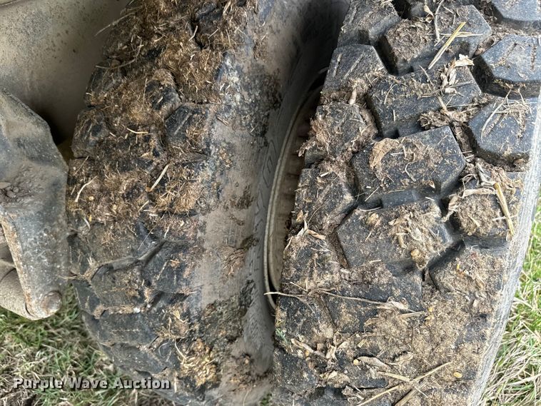 image for item NS9509 1979 International  F2275 grain truck