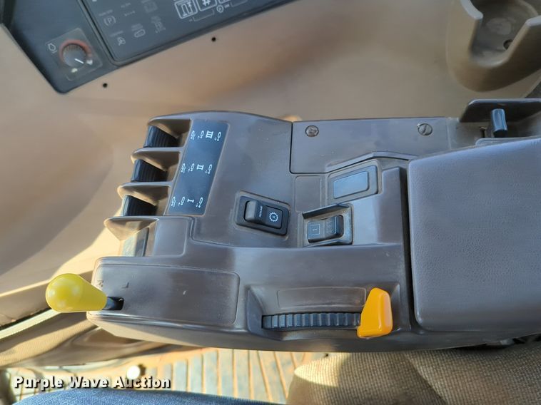 image for item NZ9426 2001 John Deere 9400 4WD tractor