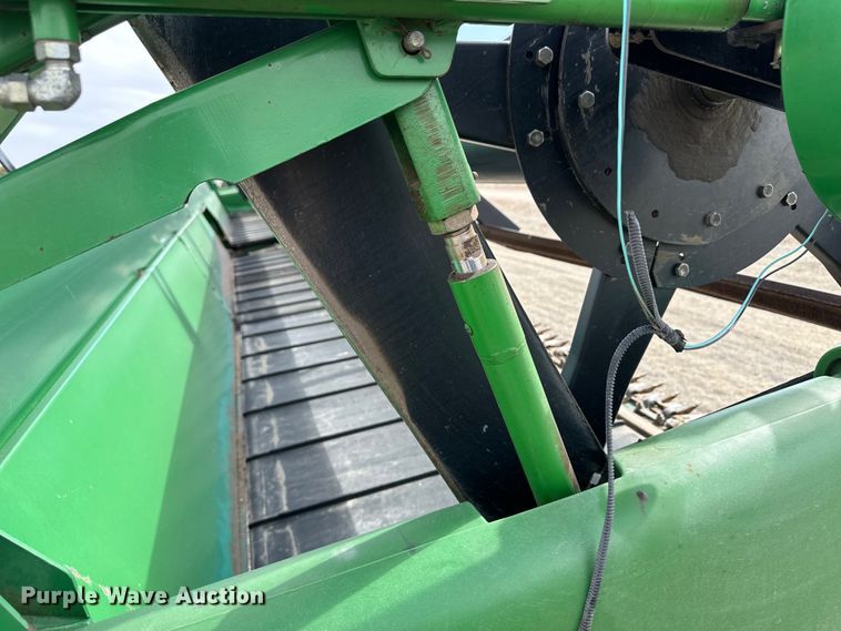 image for item OA9705 John Deere 936D draper head