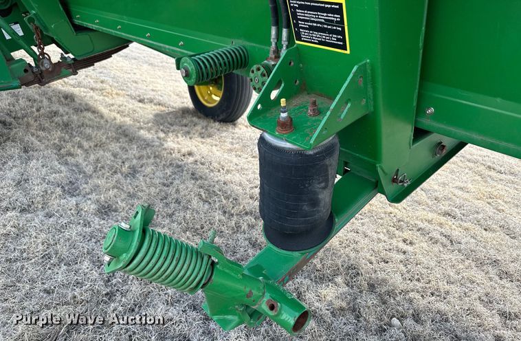 image for item OA9706 John Deere 936D draper head