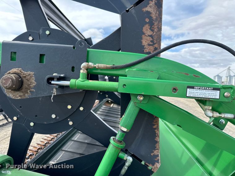 image for item OA9706 John Deere 936D draper head