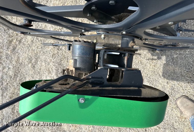 image for item OA9706 John Deere 936D draper head