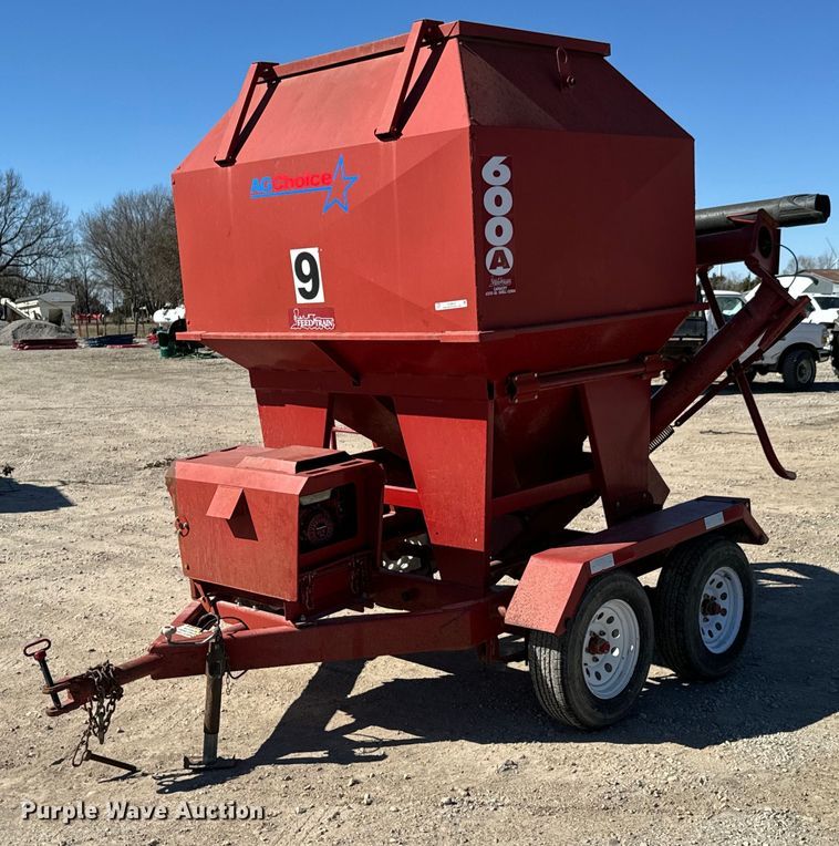 image for item OJ9652 Feed Train 600A grain cart