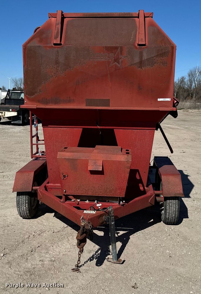 image for item OJ9653 Feed Train 600A grain cart