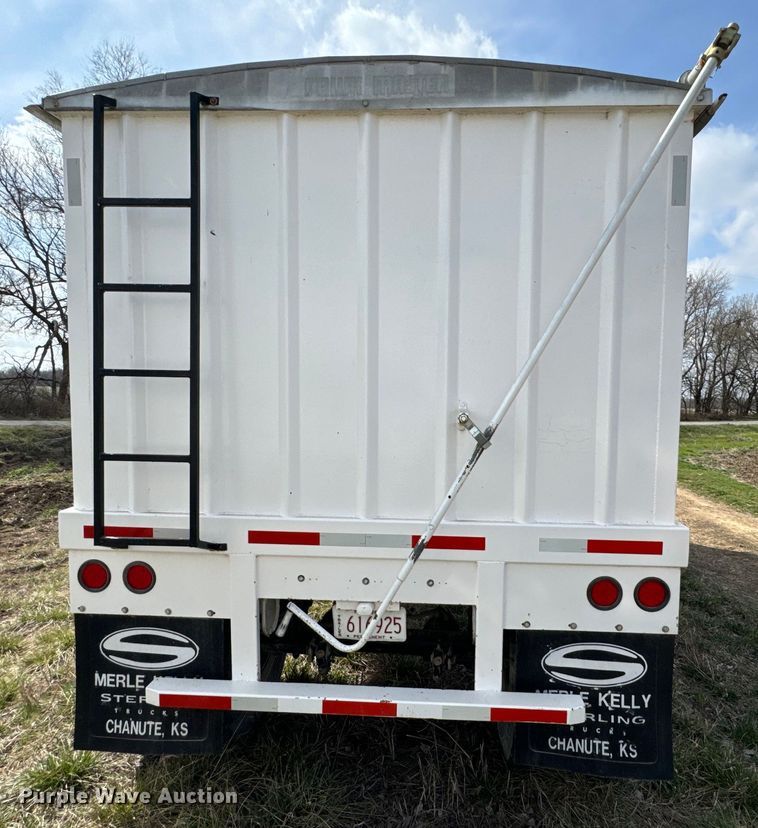 image for item OJ9675 1995 Independent 2401-SG grain trailer