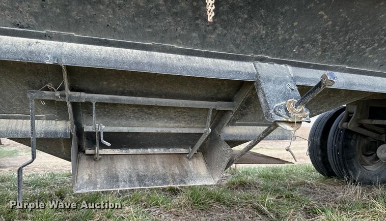 image for item OJ9675 1995 Independent 2401-SG grain trailer