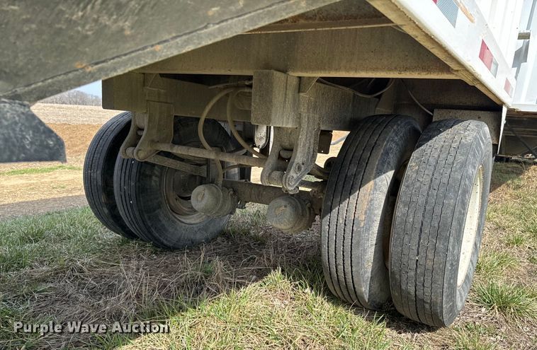 image for item OJ9675 1995 Independent 2401-SG grain trailer