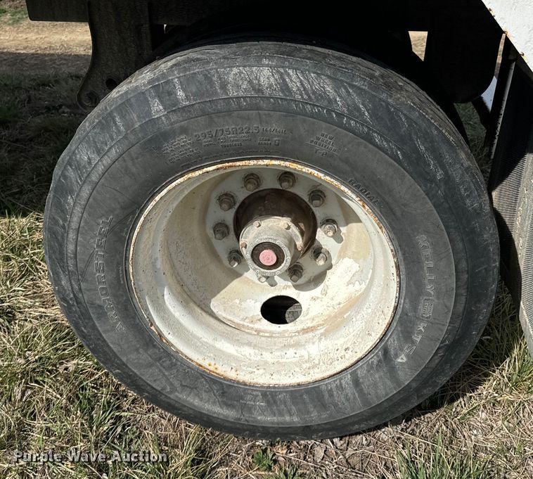 image for item OJ9675 1995 Independent 2401-SG grain trailer