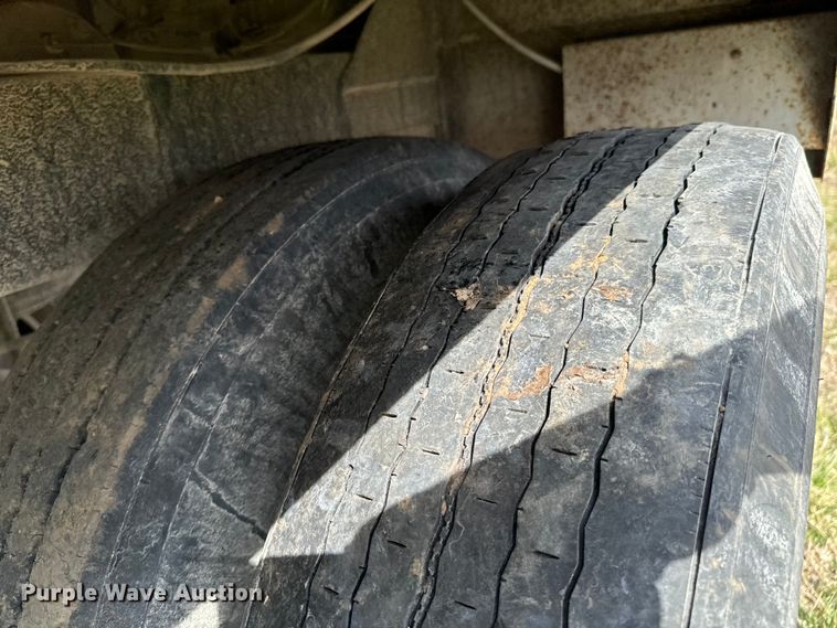 image for item OJ9675 1995 Independent 2401-SG grain trailer