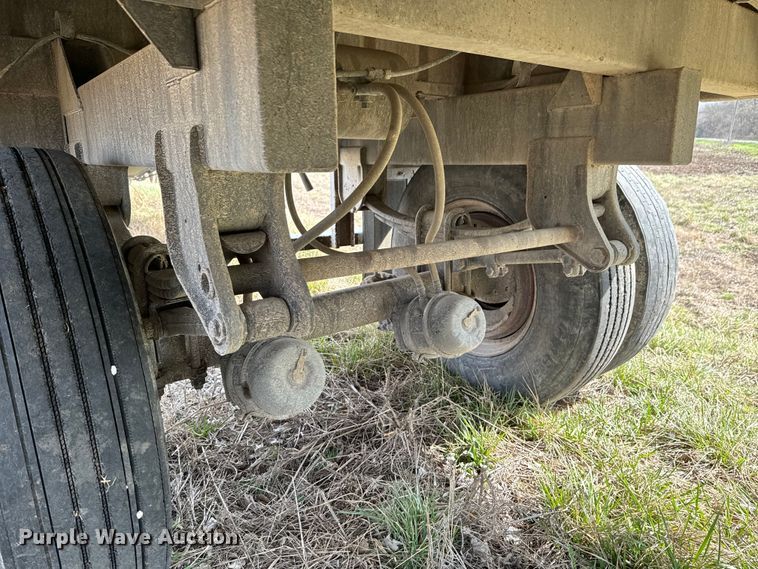 image for item OJ9675 1995 Independent 2401-SG grain trailer