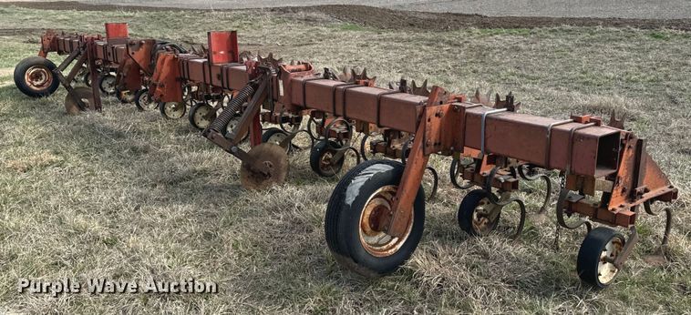 image for item OJ9679 International 183 row crop cultivator