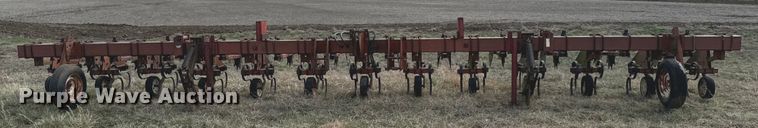 image for item OJ9679 International 183 row crop cultivator