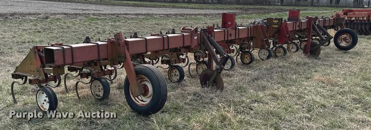 image for item OJ9679 International 183 row crop cultivator