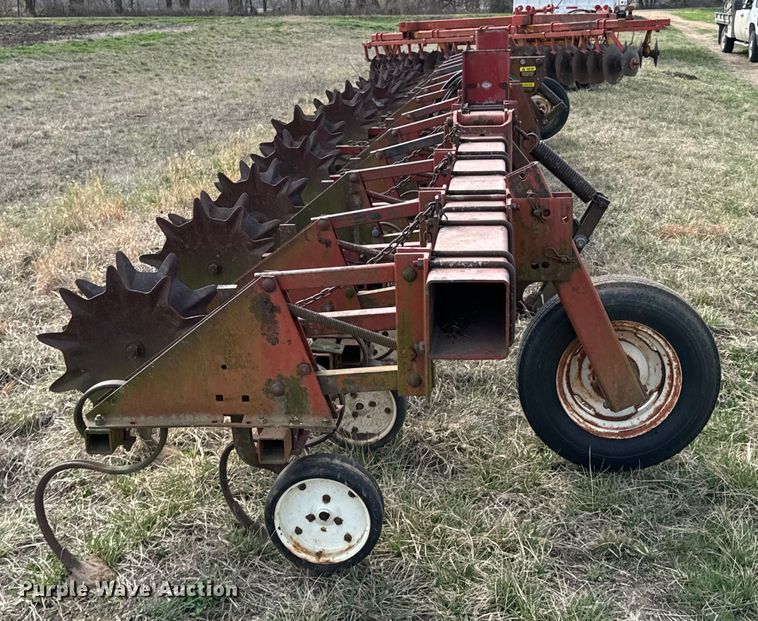 image for item OJ9679 International 183 row crop cultivator