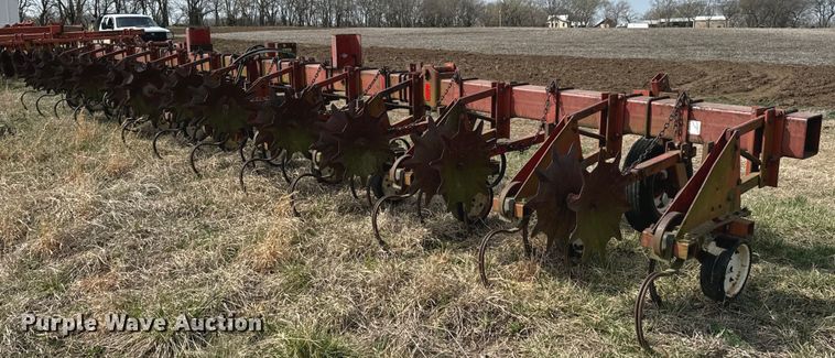 image for item OJ9679 International 183 row crop cultivator