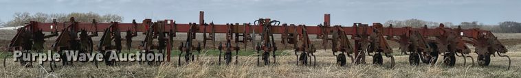 image for item OJ9679 International 183 row crop cultivator