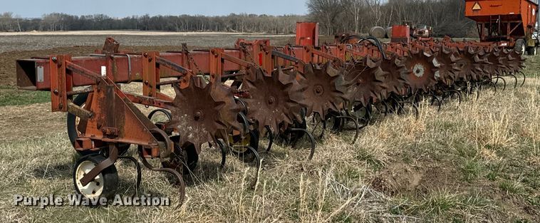 image for item OJ9679 International 183 row crop cultivator