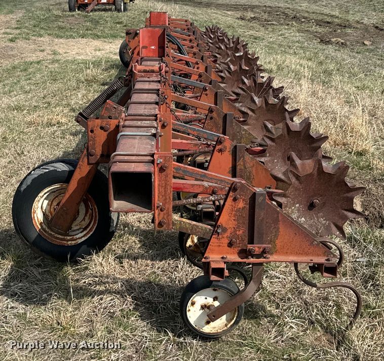 image for item OJ9679 International 183 row crop cultivator