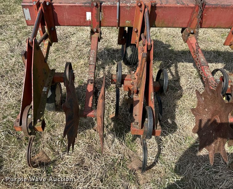 image for item OJ9679 International 183 row crop cultivator