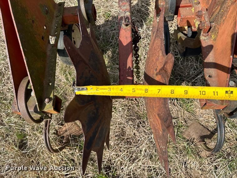 image for item OJ9679 International 183 row crop cultivator