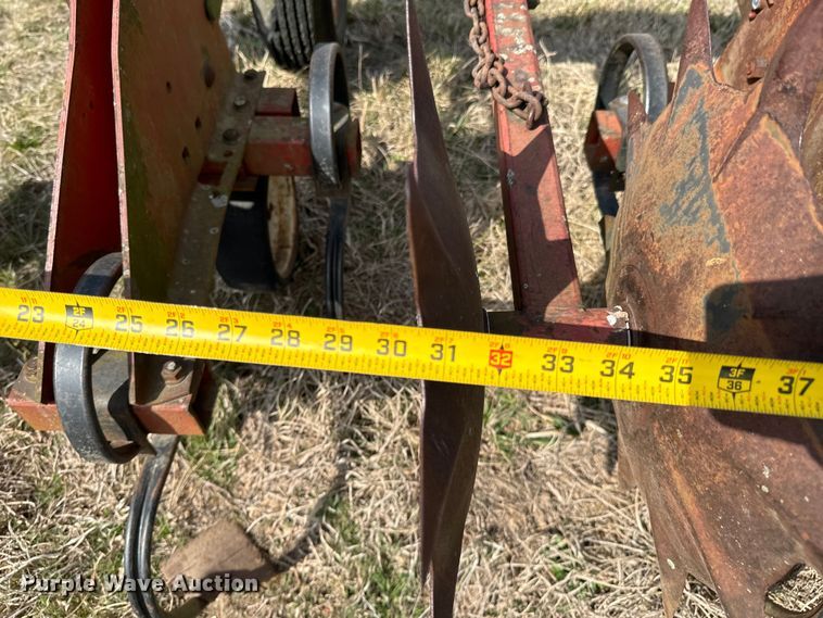 image for item OJ9679 International 183 row crop cultivator