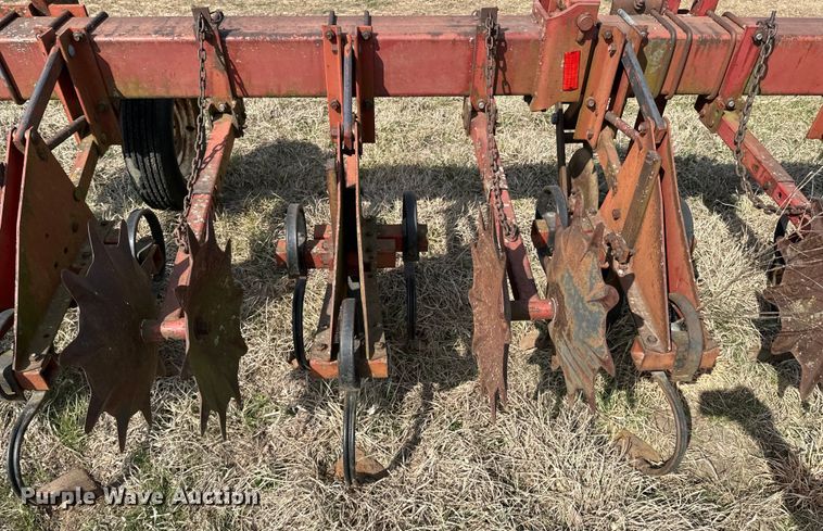 image for item OJ9679 International 183 row crop cultivator