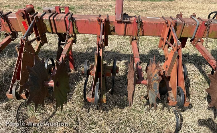 image for item OJ9679 International 183 row crop cultivator