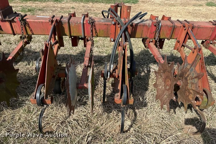 image for item OJ9679 International 183 row crop cultivator