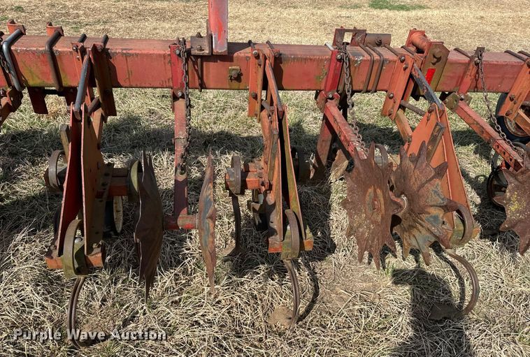image for item OJ9679 International 183 row crop cultivator