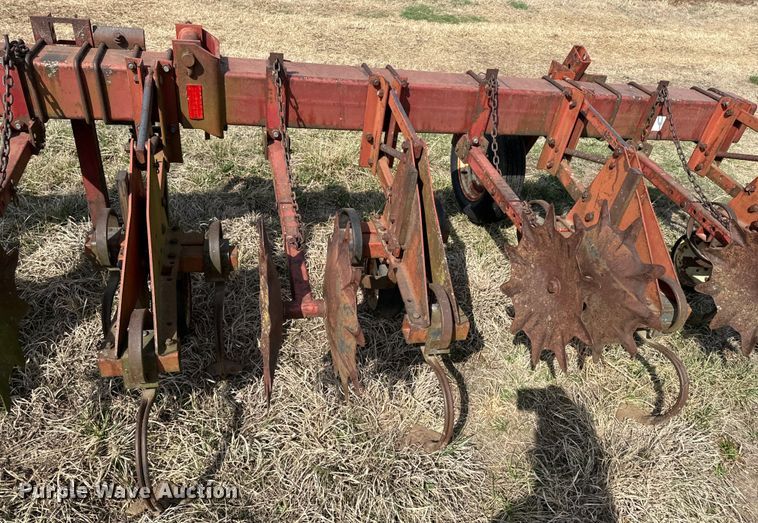 image for item OJ9679 International 183 row crop cultivator