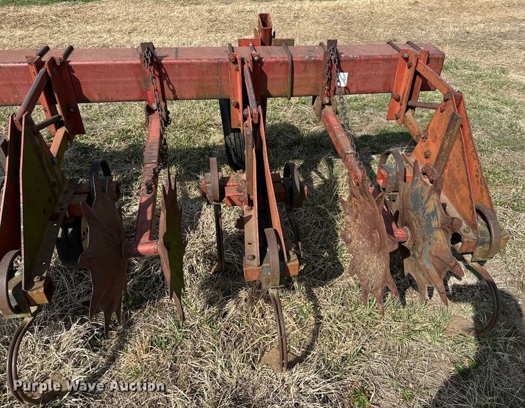 image for item OJ9679 International 183 row crop cultivator