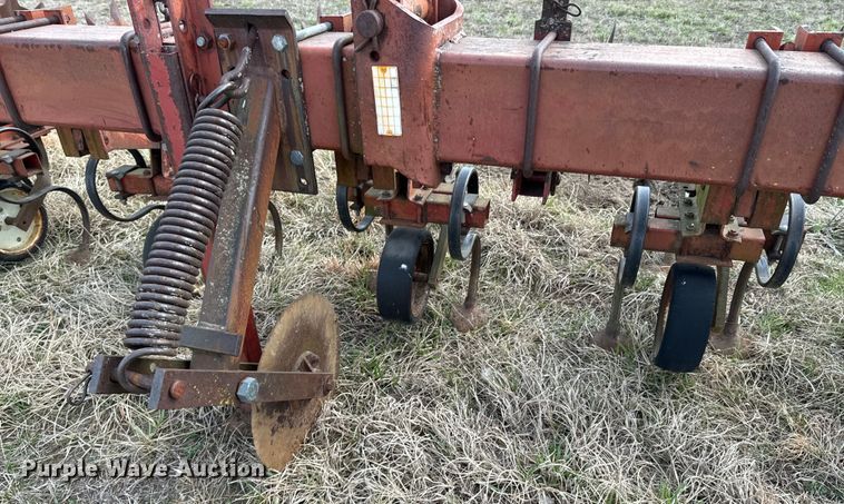 image for item OJ9679 International 183 row crop cultivator