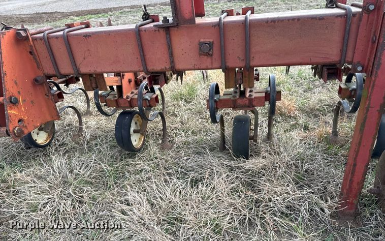 image for item OJ9679 International 183 row crop cultivator
