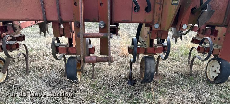 image for item OJ9679 International 183 row crop cultivator