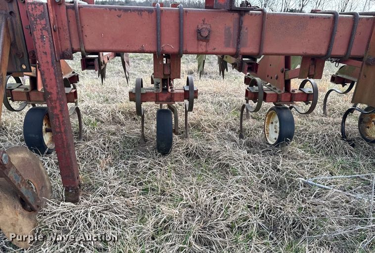 image for item OJ9679 International 183 row crop cultivator