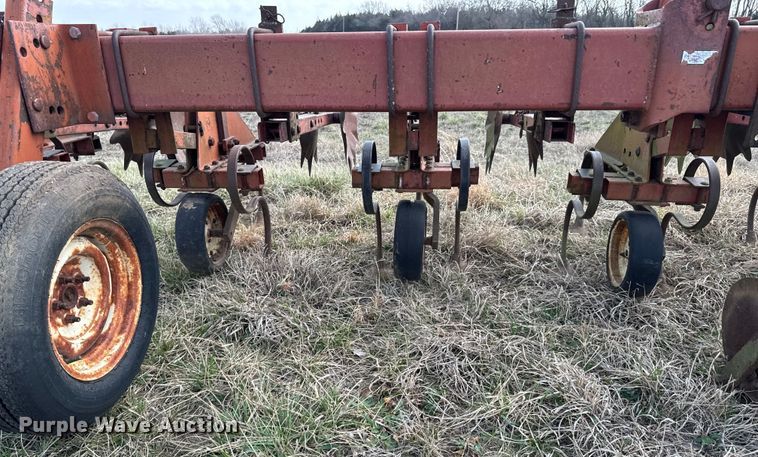 image for item OJ9679 International 183 row crop cultivator