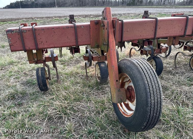 image for item OJ9679 International 183 row crop cultivator