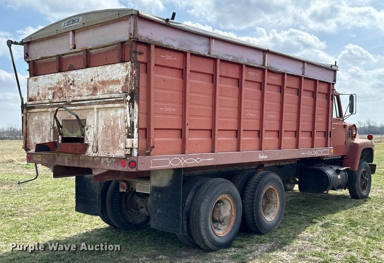image for item OJ9682 1975 Ford 880 grain truck