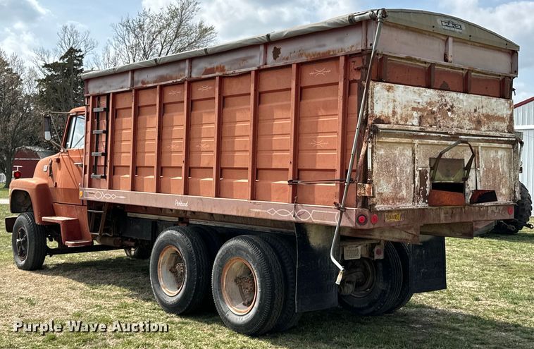 image for item OJ9682 1975 Ford 880 grain truck