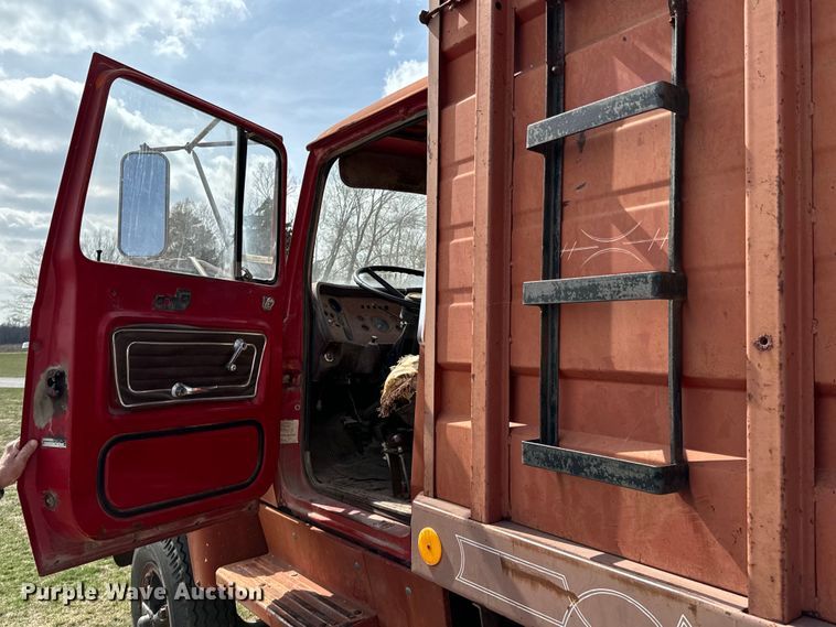 image for item OJ9682 1975 Ford 880 grain truck