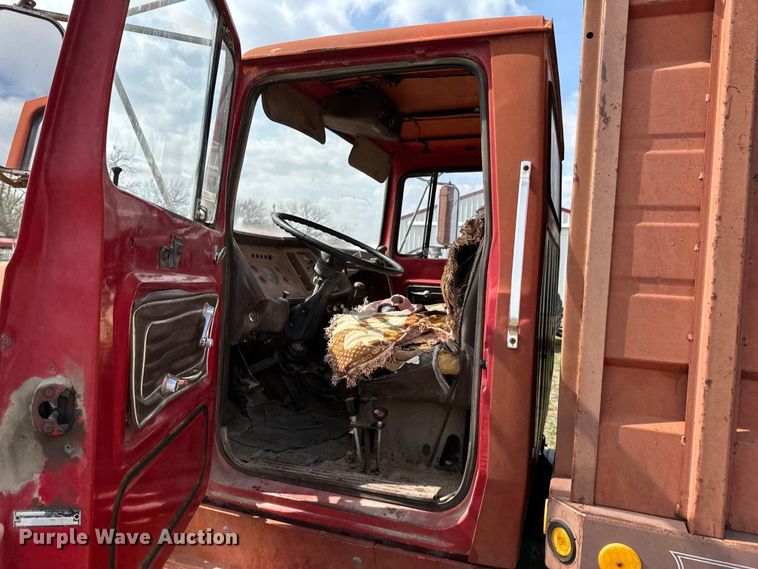 image for item OJ9682 1975 Ford 880 grain truck