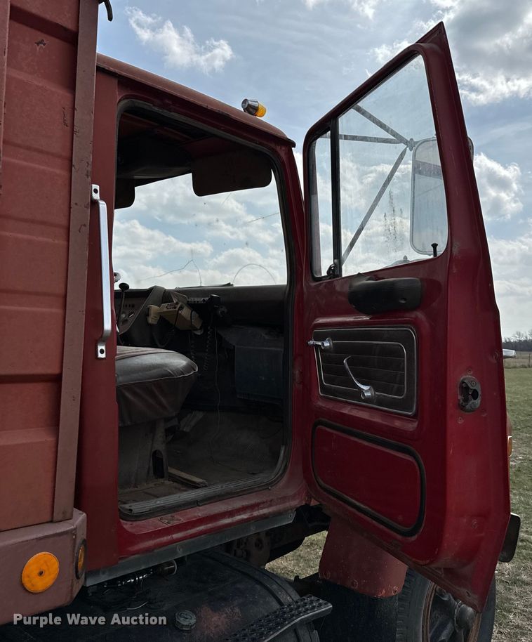image for item OJ9682 1975 Ford 880 grain truck