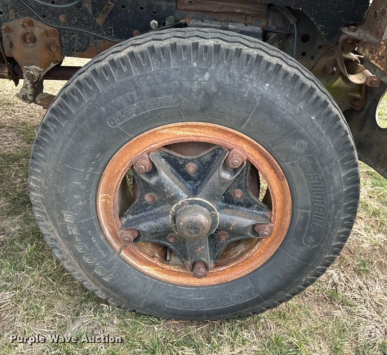 image for item OJ9682 1975 Ford 880 grain truck