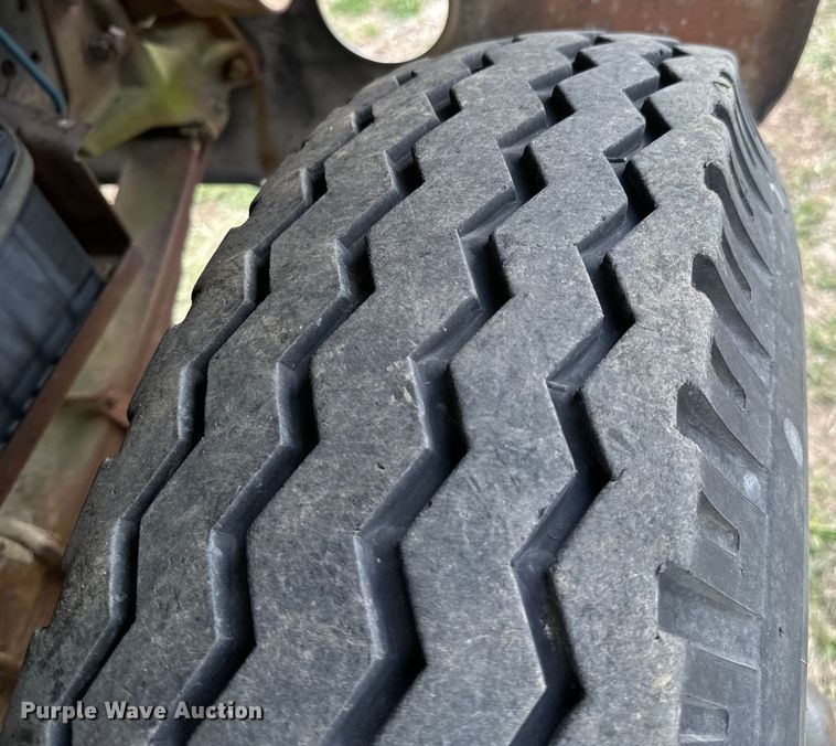 image for item OJ9682 1975 Ford 880 grain truck