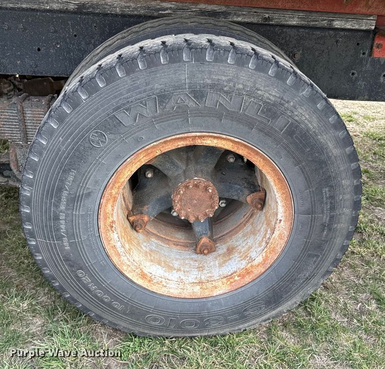 image for item OJ9682 1975 Ford 880 grain truck