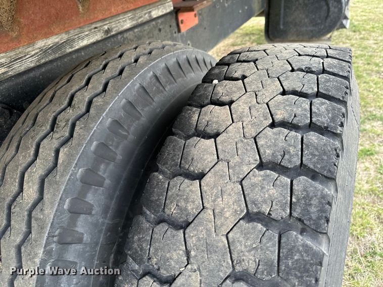 image for item OJ9682 1975 Ford 880 grain truck