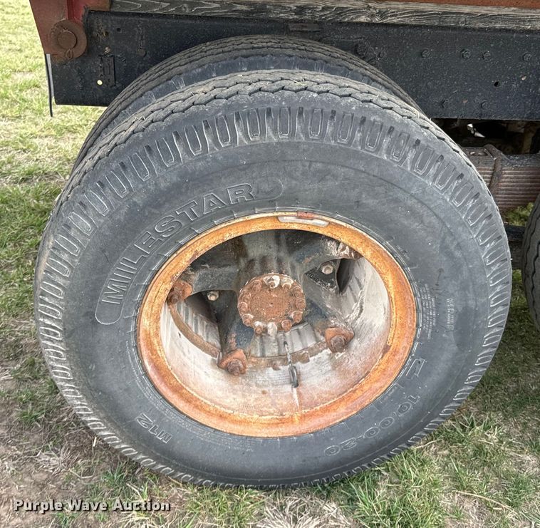 image for item OJ9682 1975 Ford 880 grain truck