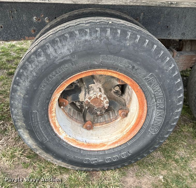 image for item OJ9682 1975 Ford 880 grain truck