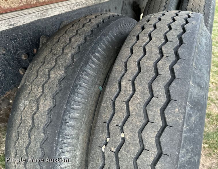 image for item OJ9682 1975 Ford 880 grain truck