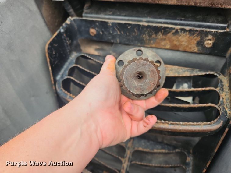 image for item OK9812 2005 Massey Ferguson  8480 MFWD tractor